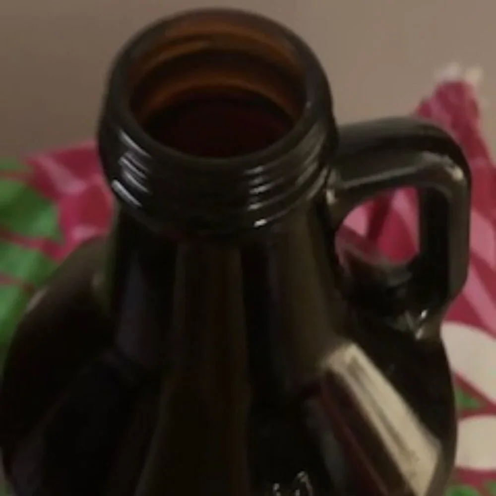 OLA BREW HAWAII KONA HILO TAP ROOMS HAWAII ISLAND 64 OZ DARK AMBER GLASS GROWLER